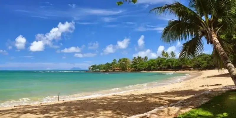 Pesona Pasir Putih Pantai Carita Banten