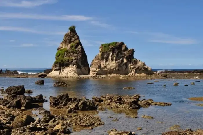 Pantai Sawarna, Menyaksikan Panorama Lautan yang Sarat Mitos di Banten